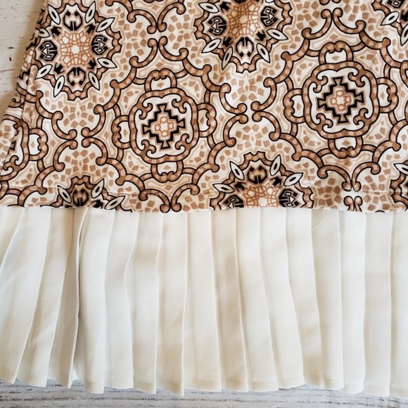 Final Sale. 3 for $10. Flirty ruffle bottom patterned top. XL - Picture 2 of 4